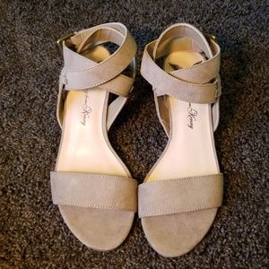 Taupe strappy sandals, chunky heel